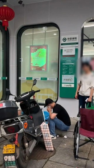 “双方和解，银行将支付10万元”重病老人银行取款身亡最新进展