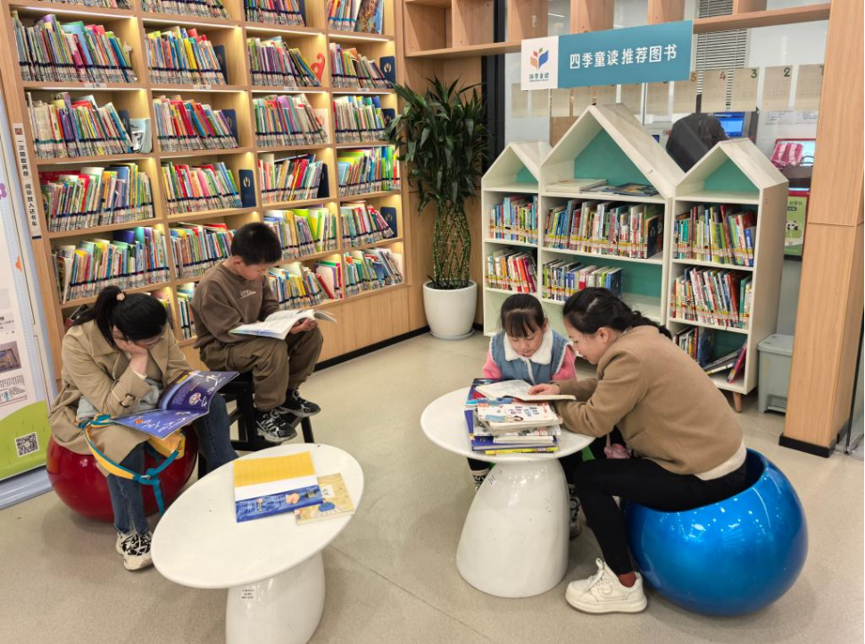 光明日报：家长孩子共同“息屏	”	，也要保证高质量陪伴  第1张