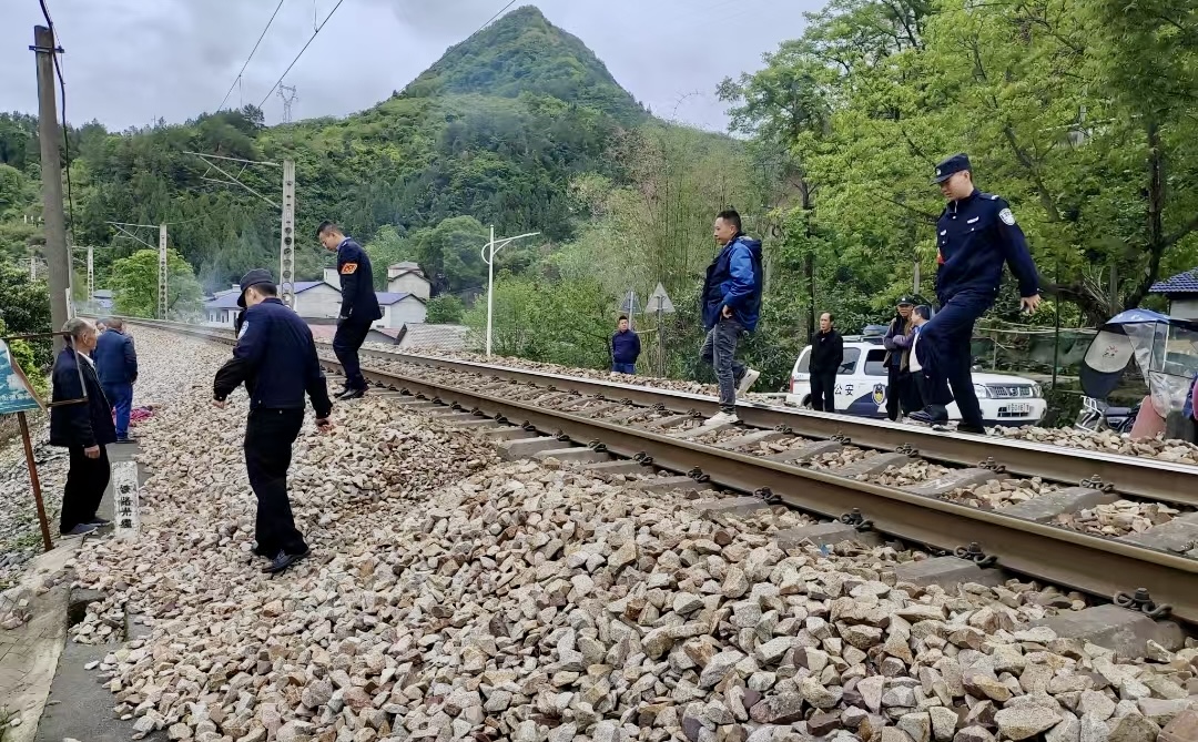 界面调查|铁路穿村而过:一个湘西村庄与17起火车撞人事故 第8张 界面调查|铁路穿村而过:一个湘西村庄与17起火车撞人事故 第8张