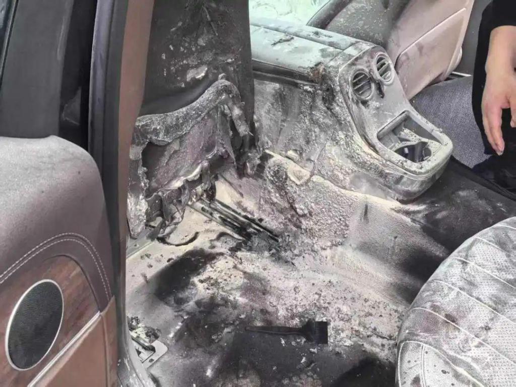 杭州一车主遇“离奇起火”：停车不到5分钟中招！车里千万别放它  第1张