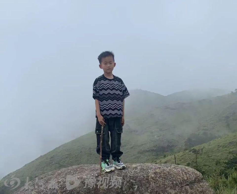 8岁男童登山失联12天	，搜救仍在继续，专业人士：是否终止救援主要看两点  第1张