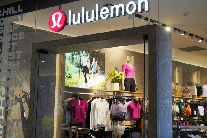 亏了两亿美元	，创始人回归的安德玛仍在自救  第5张