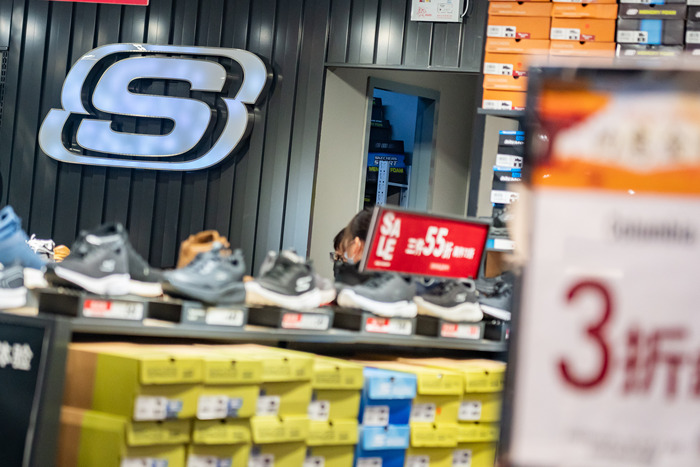 中国市场增速下滑、库存上升	，即将退市的斯凯奇下一步去向何方？  第3张