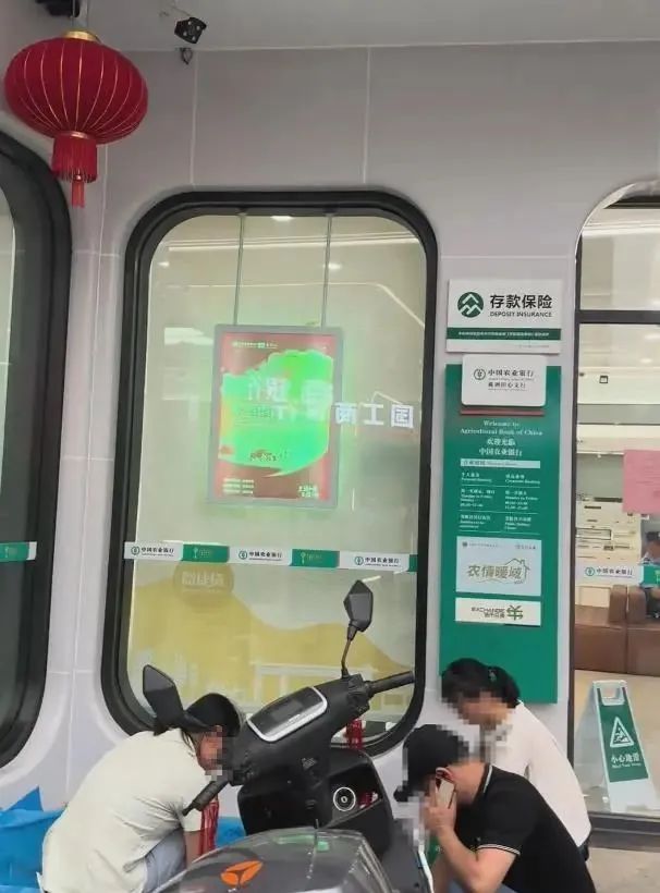 病重老人取钱在银行门口去世，家属：已协商一致  第1张