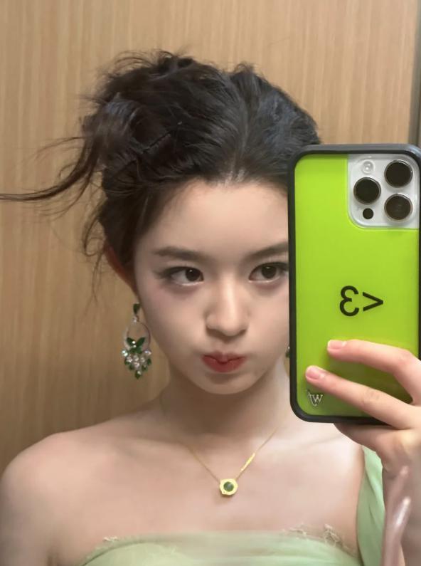 05后女演员戴230万耳环引热议，其父是公务员？女方公司发声明  第2张