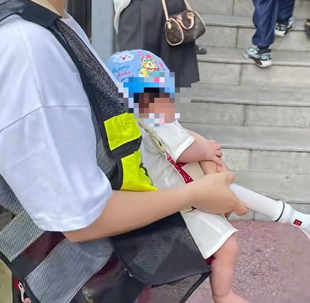 马上评｜家长抱婴儿值护学岗，如何避免“被自愿”？  第1张