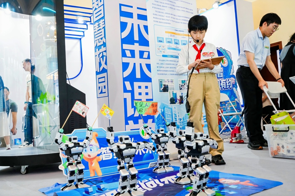 上百家单位展示AI+教育的实践与成果，上海教育博览会开幕  第1张