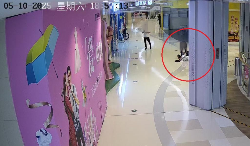 晨意帮忙丨女子在商场被骑平衡车男童撞伤索赔遇阻，男孩家属：表示歉意	，但商场担主责  第1张