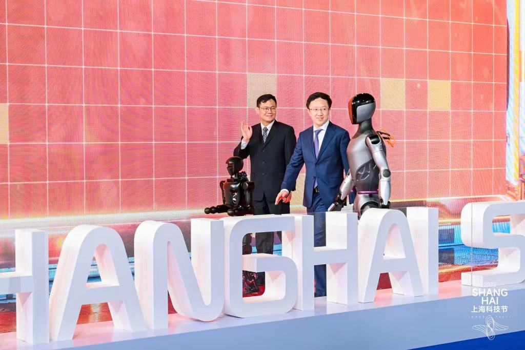 首次带人形机器人走科技节红毯，傅利叶顾捷：没太多包袱，很多事都能从零开始  第1张